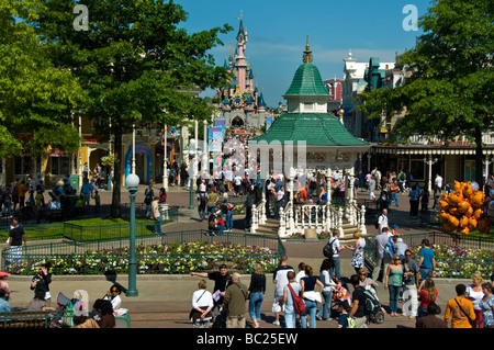 Chessy, France, grande foule, personnes visitant 'Disneyland Paris' vue d'ensemble, 'main Street USA' attraction, rue, sur tourisme france Banque D'Images