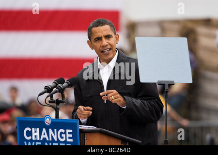 Le candidat présidentiel Barack Obama prononce un discours à ses partisans à Londonderry, NH. Banque D'Images