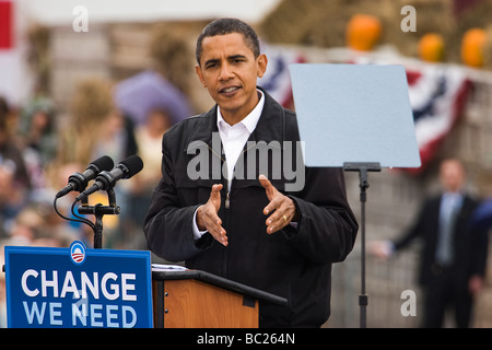 Le candidat présidentiel Barack Obama prononce un discours à ses partisans à Londonderry, NH. Banque D'Images