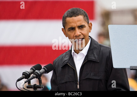 Le candidat présidentiel Barack Obama prononce un discours à ses partisans à Londonderry, NH. Banque D'Images