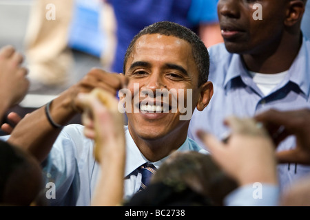 Le candidat présidentiel Barack Obama fist-pompage un supporter après avoir donné un discours à ses partisans à Concord, NH. Banque D'Images