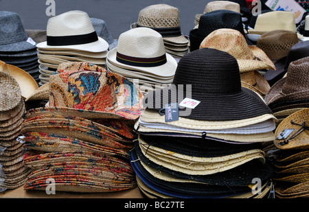 Des piles de chapeaux de paille à vendre Banque D'Images