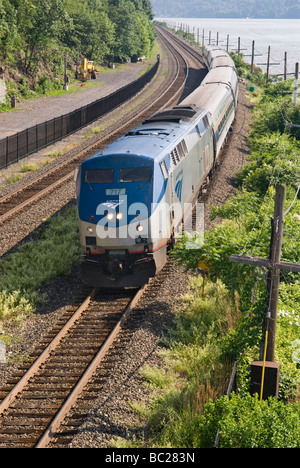 Amtrak Train tirant dans la station de New York Rhinecliff Banque D'Images