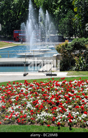 L'arche de marbre fontaines avec l'été de fleurs Banque D'Images