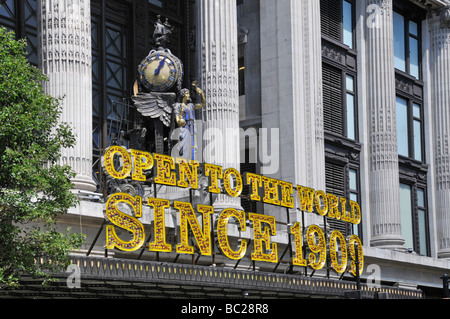 Selfridges grand magasin un bâtiment de détail classé Grade II sur Oxford Street panneaux électroniques au-dessus de l'entrée 100 horloge de commerce sculpture Londres Royaume-Uni Banque D'Images