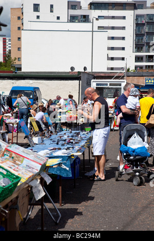 L'examen de la clientèle potentielle sur un étal en lunettes de la célèbre Glasgow/fameux Barras market. Banque D'Images