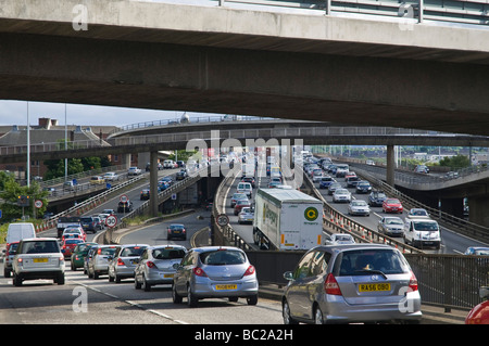 dh autoroute SLIP Scotland CHARING TRAVERSER GLASGOW M8 ROUTES Trafic écossais embouteillage sur la voiture de route uk occupé heure de pointe Banque D'Images