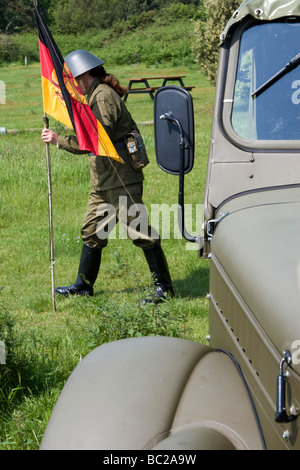 Jeune femme de l'uniforme de l'armée allemande occupe le pavillon allemand de l'Est par un camion de l'armée Vaz Banque D'Images