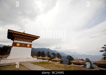 108 au Chorten Dochu la Pass de Thimphu à Punakha. Le Bhoutan en Asie. Vue horizontale. 91496 Bhutan-Dochula Banque D'Images