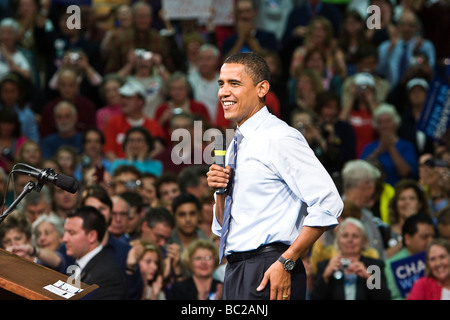 Le candidat présidentiel Barack Obama prononce un discours à ses partisans à Concord, NH. Banque D'Images