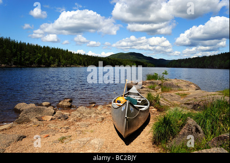 Canoe sur le rivage par un lac de Nordmarka Norvège Banque D'Images