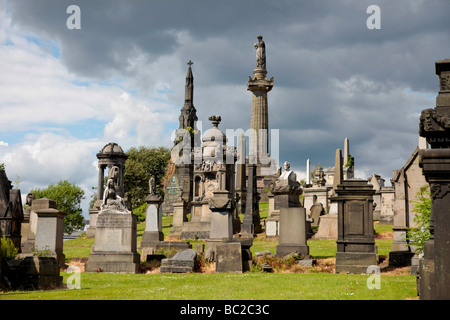 Gravdestones et monuments de la Nécropole de Glasgow, le célèbre cimetière de l'époque victorienne. Banque D'Images