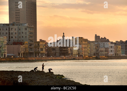 De Pêche au crépuscule du Malecon, La Havane, Cuba Banque D'Images