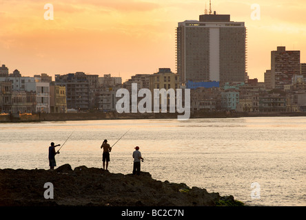 De Pêche au crépuscule du Malecon, La Havane, Cuba Banque D'Images