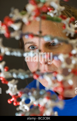 Assis derrière un élève modèle de l'ADN à l'Institut Max Planck à Berlin Banque D'Images