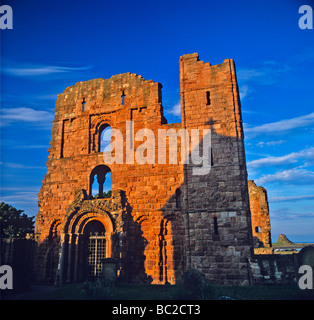 Prieuré de Lindisfarne sur Holy Island avec Château de Lindisfarne sur l'horizon dans la lumière du matin Banque D'Images