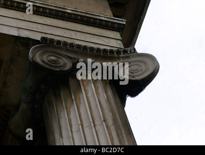 Colonne de style dorique au British museum building Banque D'Images