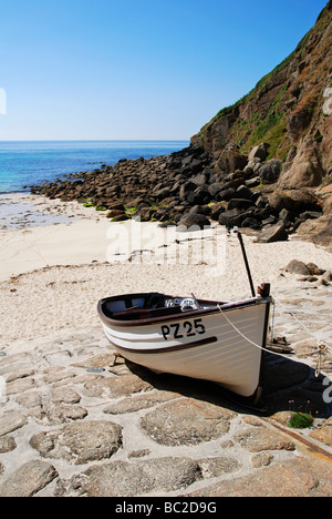 La petite crique de porthgwarra près de porthcurno à Cornwall, Royaume-Uni Banque D'Images