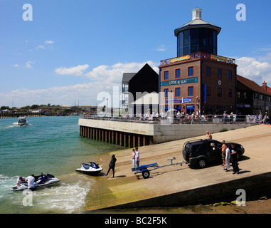 L'apparence et le centre de la mer. Surrey Street, Littlehampton, West Sussex, Angleterre, Royaume-Uni. Banque D'Images