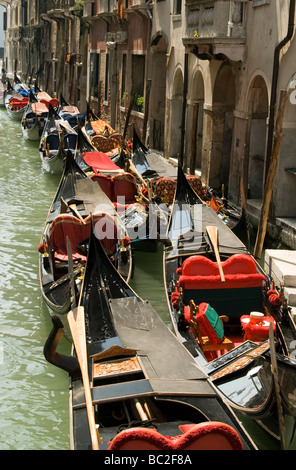 Des gondoles vides amarrées s'alignent sur un canal dans la belle ville de Venise en Italie Banque D'Images