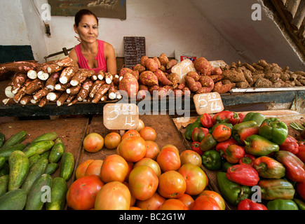 Les vendeurs de fruits et légumes à Cuba à un marché couvert dans la vieille Havane. Habana Vieja, Cuba Banque D'Images