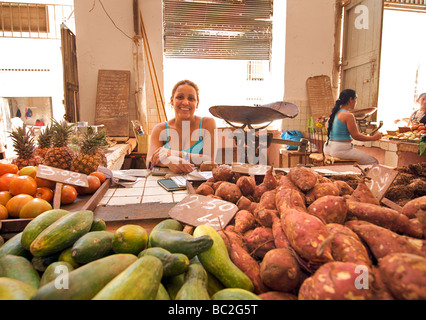 Les vendeurs de fruits et légumes à Cuba à un marché couvert dans la vieille Havane. Habana Vieja, Cuba Banque D'Images