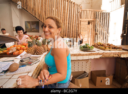 Les vendeurs de fruits et légumes à Cuba à un marché couvert dans la vieille Havane. Habana Vieja, Cuba Banque D'Images