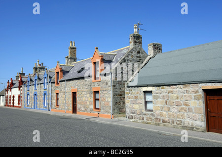 Cottages de granit peint de couleurs vives à l'ancien village de pêcheurs pittoresque de Findochty, Aberdeenshire, Scotland, UK Banque D'Images