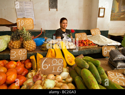 Les vendeurs de fruits et légumes à Cuba à un marché couvert dans la vieille Havane. Habana Vieja, Cuba Banque D'Images