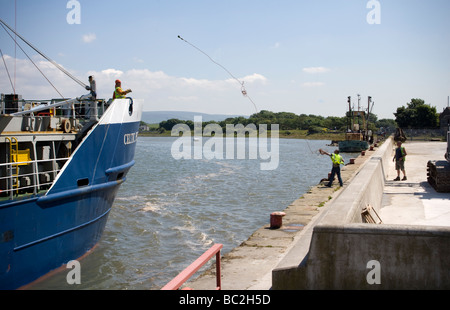 Sécurisation de navire transportant de la ferraille à Glasson Dock Lancaster England UK Banque D'Images