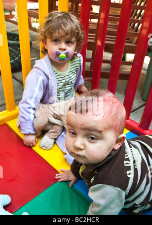 Bébé avec la varicelle dans le parc avec un autre jeune enfant. Banque D'Images