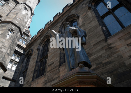 Une statue de John Knox, située à l'intérieur de la cour de la salle de l'Assemblée générale de l'Église d'Écosse, Édimbourg Banque D'Images