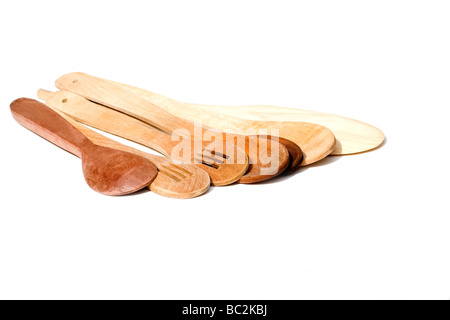 Close-up de cuillères en bois sculpté sur fond blanc Banque D'Images