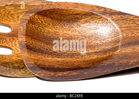 Close-up de cuillères en bois sculpté sur fond blanc Banque D'Images