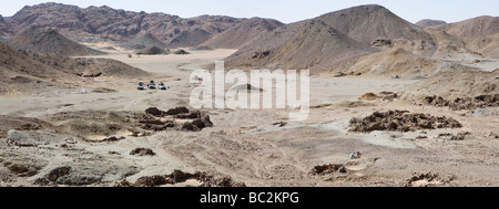 Vue panoramique tourné à la recherche de véhicules 4X4 au reste du Roman Fort près d'une mine de talc dans le désert de l'Égypte, Banque D'Images