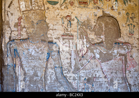 Close up de reliefs colorés au temple du roi Kanais Sety 1 dans le Wadi Abad dans le désert oriental d'Égypte Banque D'Images