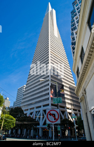 Jusqu'à la vue de la base de la construction de la Transamerica à partir de l'intersection des rues de Washington et de Montgomery. Banque D'Images