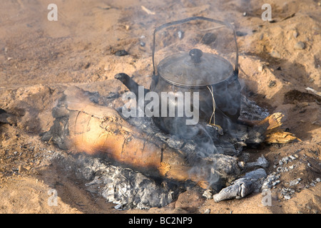 Électrique de venir à ébullition sur feu, pendant que le camping dans le désert de l'Est de l'Égypte, l'Afrique du Nord Banque D'Images