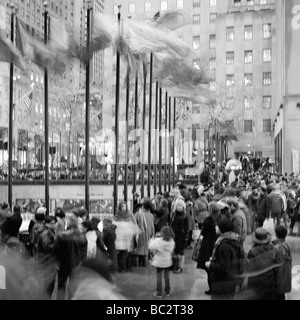 Les touristes autour de l'itinérance de l'anneau de glace Rockefeller Plaza Banque D'Images