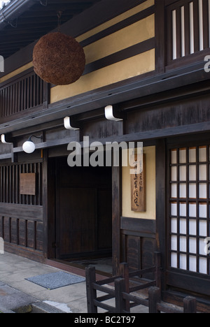 Le quartier historique de Yoshijima Maison du patrimoine à Takayama est une ancienne brasserie de saké comme preuve par la pendaison ou balle sugidama cèdre Banque D'Images