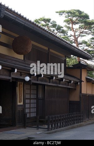 Le quartier historique de Yoshijima Maison du patrimoine à Takayama est une ancienne brasserie de saké comme preuve par la pendaison ou balle sugidama cèdre Banque D'Images