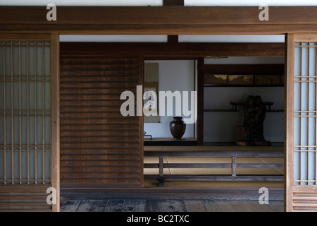 Grâce à des écrans shoji ouvert à l'intérieur chambre art afficher créneau ou tokonoma au Nanzenji Temple de Kyoto Banque D'Images