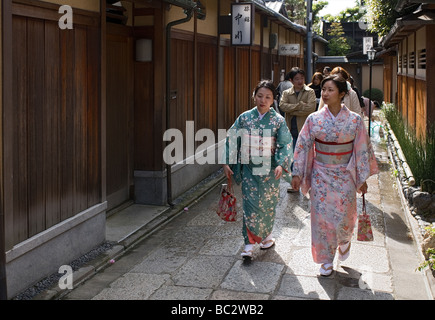 Deux femmes en marche par le kimono étroit, connu sous le nom de Koji Ishibei dans le quartier Higashiyama de Kyoto, Eastern hills Banque D'Images