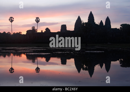 [Angkor Wat temple], silhouette de ruines et de beau ciel reflété dans l'eau au lever du soleil, le Cambodge, l'Asie du Sud-Est [] Banque D'Images