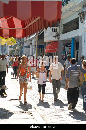 Scène de rue animée d'acheteurs sur la Calle Obispo. La rue populaire dans la Vieille Havane, Cuba Banque D'Images