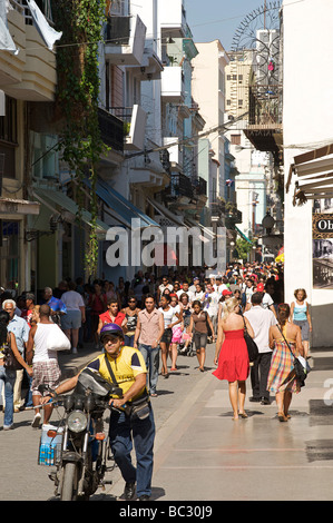 Scène de rue animée d'acheteurs sur la Calle Obispo. La rue populaire dans la Vieille Havane, Cuba Banque D'Images