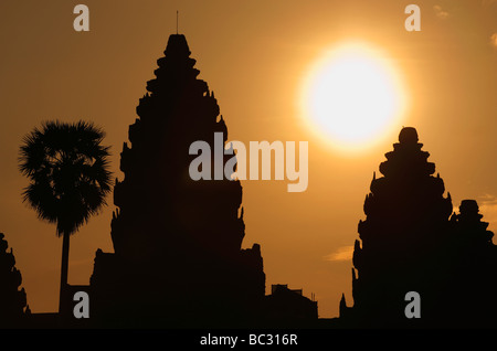 [Angkor Wat], silhouette de temple oriental towers contre grand soleil à l'aube d'or, le Cambodge, l'Asie du Sud-Est [] Banque D'Images