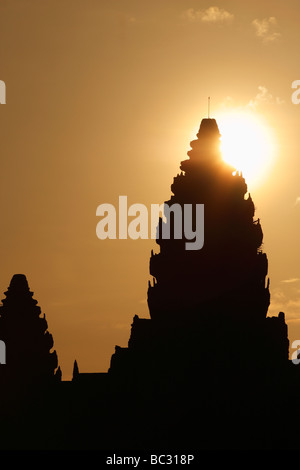 [Angkor Wat] lever du soleil, au Cambodge, en silhouette de temple oriental towers contre golden sky, [Asie du Sud-Est] Banque D'Images