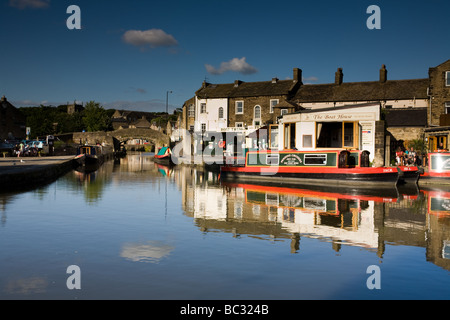 Canal Barges Leeds Liverpool Yorkshire Angleterre Skipton Banque D'Images