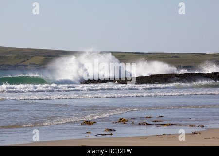 Vagues se briser contre les rochers dans une mer, Machir Bay, Islay, Ecosse Banque D'Images